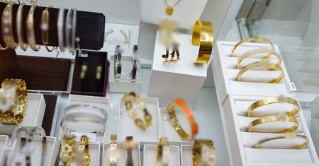 Sprzedawali w galeriach podrabianą biżuterię luksusowych marek. Kolczyki, zawieszki, naszyjniki, bransolety i pierścionki