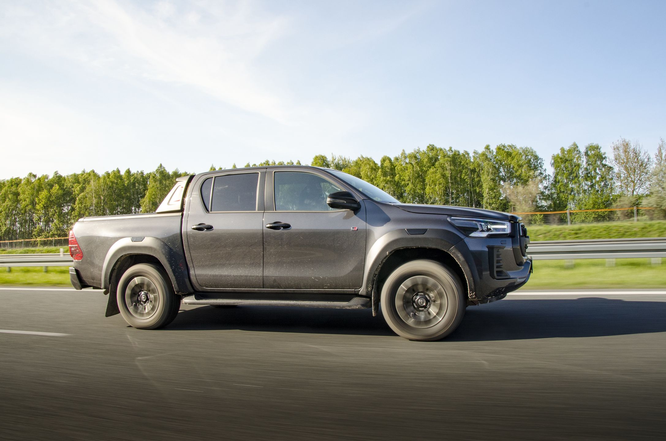 Obciążony ładunkiem 600 kg Hilux wciąż prowadzi się poprawnie, ale tył wyraźnie "siadł" względem przodu i ma się poczucie przeciążenia. 