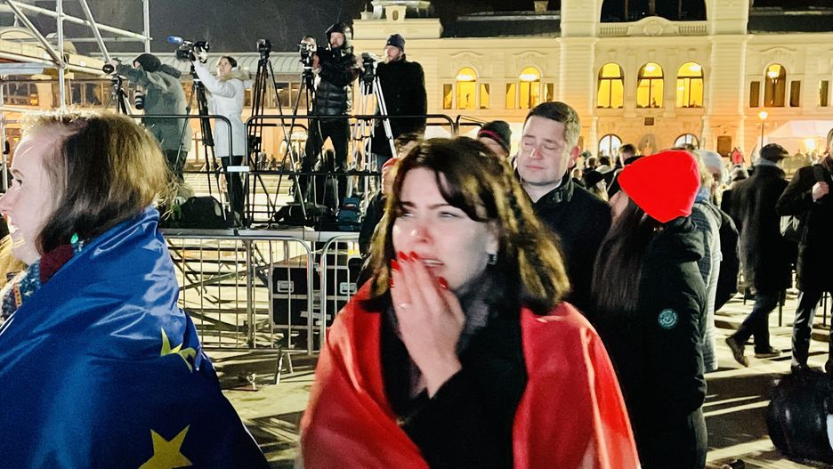 Zwolenniczka węgierskiej opozycji reaguje płaczem na przemówienie przegranego Pétera Márki-Zaya