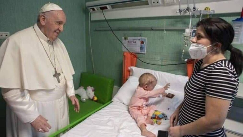 Papież Franciszek spotkał się z ukraińskimi dziećmi. Odwiedził je w szpitalu 