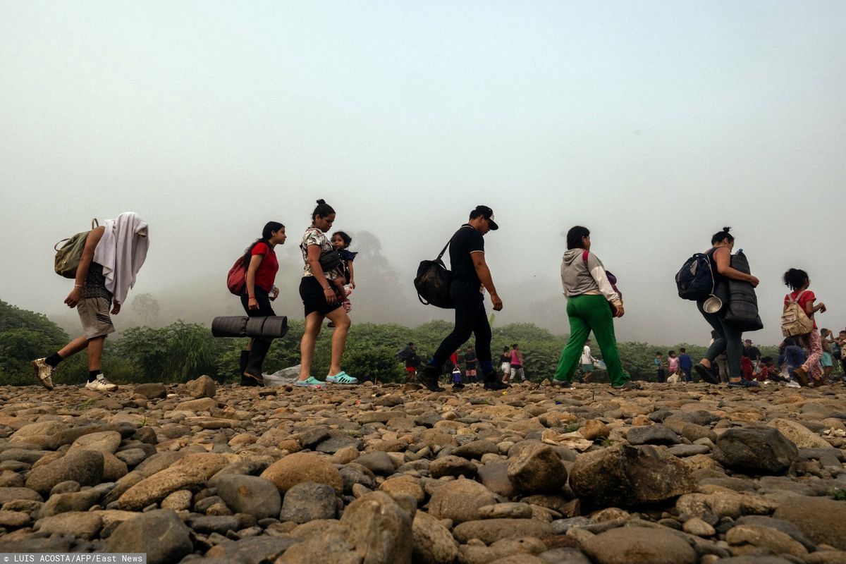 Migranci pokonują przesmyk Darien w drodze z Ameryki Południowej do Stanów Zjednoczonych 