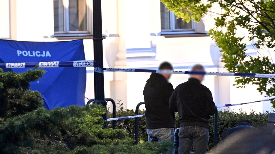 Warszawa, 07.05.2025. Działania służb na terenie Kampusu Głównego UW w Warszawie, 7 bm. Przed godziną 19 doszło do napaści z użyciem siekiery na pracownicę uczelni. Zaatakowana kobieta nie żyje, druga osoba została ranna. Policja zatrzymała napastnika. (amb) PAP/Radek Pietruszka ***Do tego materiału zdjęciowego dostępna jest również depesza w systemie CSI, pt.: Zabójstwo na UW; nie żyje portierka, ochroniarz w stanie krytycznym (krótka 2)***