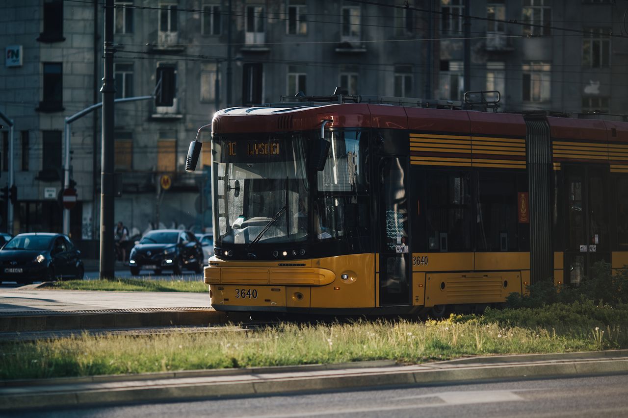 Warszawa: O krok od tragedii. Pieszy niemal wpadł pod tramwaj