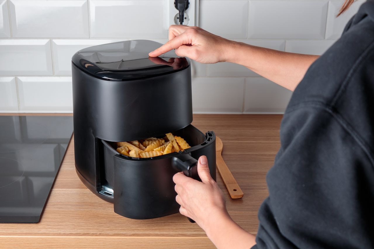 Airfryer czy piekarnik? Różnice w kosztach zużycia prądu mogą zaskoczyć