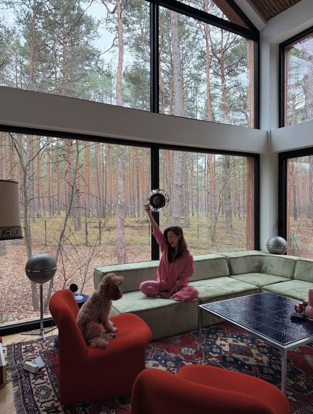 Julia Wieniawa chwali się widokiem z leśnej chatki