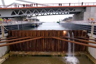 "Zalewamy". Śluza przy przekopie Mierzei Wiślanej już pod wodą [WIDEO]