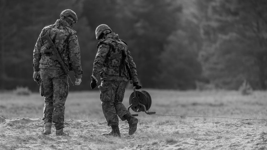 uczestnicy kursu instruktora w grupie osobowej saperskiej i in�ynierii wojskowej
Toru�, 18.02.2022. Kurs instruktora w grupie osobowej saperskiej i in�ynierii wojskowej WOT, 18 bm. na poligonie w Toruniu. W kursie bierze udzia� ponad dwudziestu �o�nierzy Wojsk Obrony Terytorialnej z jedenastu brygad z ca�ej Polski. (aldg) PAP/Tytus �mijewski
Tytus �mijewski
Centrum Szkolenia Wojsk Obrony Terytorialnej im. kpt. Eugeniusza, CSWOT, instruktor, in�ynieria wojskowa, jednostka szkoleniowa, kurs instruktora w grupie osobowej saperskiej i in�ynierii wojs, kursanci, poligon wojskowy, saper, Wojska Obrony Terytorialnej, wojsko, WOT, �o�nierz, �o�nierze