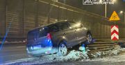 Warszawa: Wjechał na barierki. Kierowca porzucił pojazd i uciekł
