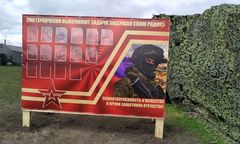 Tablice dla "zdrajców" i "bohaterów". Tak Rosjanie podnoszą morale w bazie wojskowej pod granicą z Ukrainą