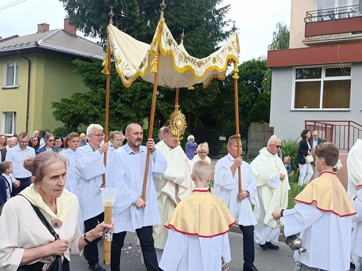 Procesja parafii pw. Świętej Trójcy przeszła do czterech ołtarzy. 