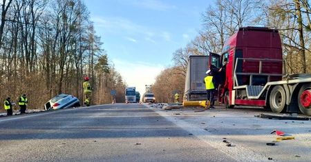 Czołowe zderzenie osobówki z ciężarówką na DK-17 w Łopienniku Nadrzecznym. Kierująca Peugeota w stanie ciężkim trafiła do szpitala