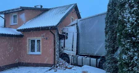 Ciężarówka przebiła ścianę domu jednorodzinnego. W środku były dwie osoby