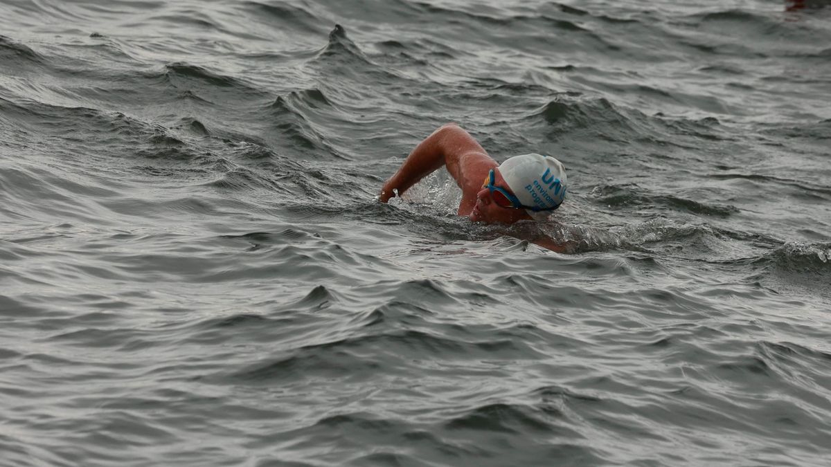 Lewis Pugh będzie pływał z rekinami