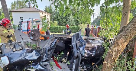 Audi uderzyło w drzewo i dachowało. Jedna osoba nie żyje
