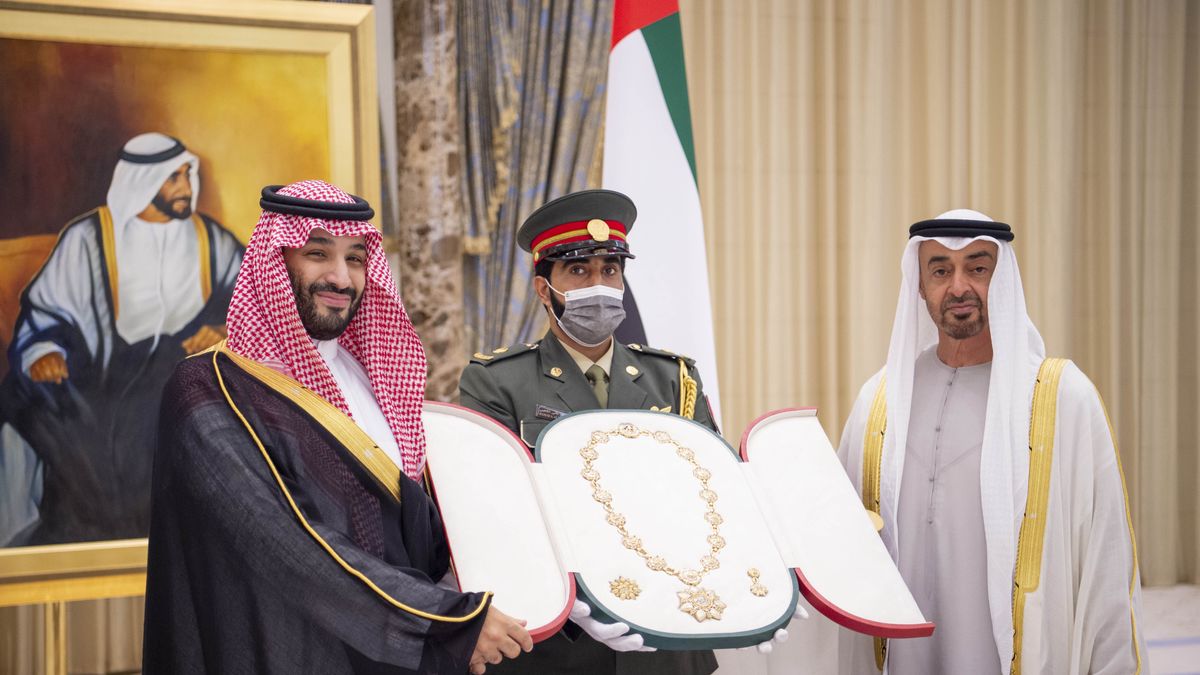 7 grudnia 2021 r. minister obrony Arabii Saudyjskiej Mohammad bin Salman al-Saud (z lewej) został przyjęty przez doradcę ds. bezpieczeństwa narodowego ZEA Tahnouna bin Zayeda Al Nahyana (z prawej). Al Nahyan nadał Salmanowi al-Saudowi "Order Zayida", który jest uważany za najwyższe odznaczenie Zjednoczonych Emiratów Arabskich