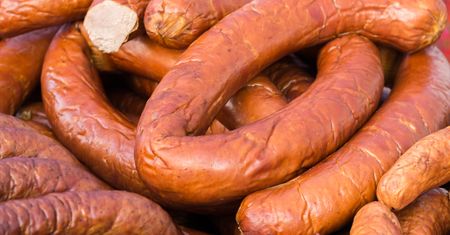 Jak ściągnąć skórkę z kiełbasy? Mało kto zna ten trik i później się męczy