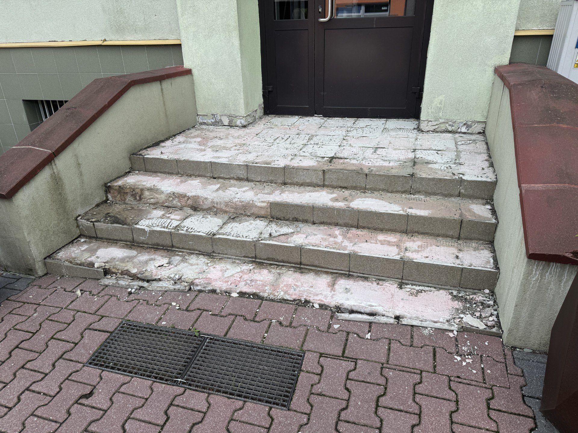 Równolegle trwają prace przy schodach wejściowych.