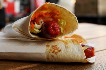 Zawijam kiełbaski i wrzucam na ruszt. Dzieciaki podskakują, jak słyszą o hot dogach z grilla