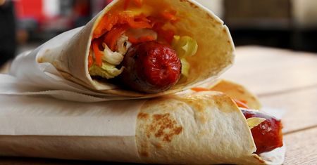 Zawijam kiełbaski i wrzucam na ruszt. Dzieciaki podskakują, jak słyszą o hot dogach z grilla