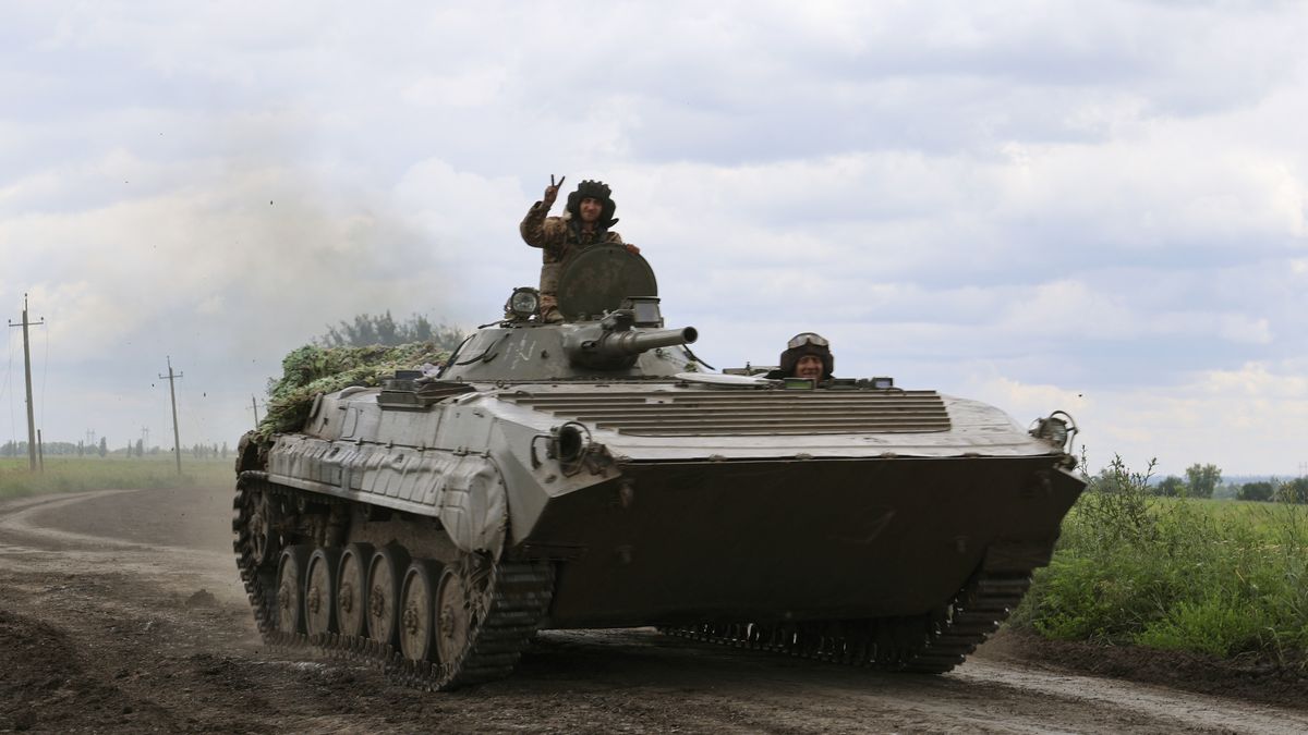 A Ukrainian serviceman from the 3rd Separate Assault Brigade flashes the V-sign as they ride an armoured personnel carrier (APC) at a road near the frontline city of Bakhmut, Donetsk region, eastern Ukraine, 01 July 2023 (issued 02 July 2023), amid the Russian invasion. The frontline city of Bakhmut, a key target for Russian forces, has seen heavy fighting for months. Russian troops entered Ukrainian territory in February 2022, starting a conflict that has provoked destruction and a humanitarian crisis. EPA/ALEX BABENKO -- BEST QUALITY AVAILABLE Dostawca: PAP/EPA.
