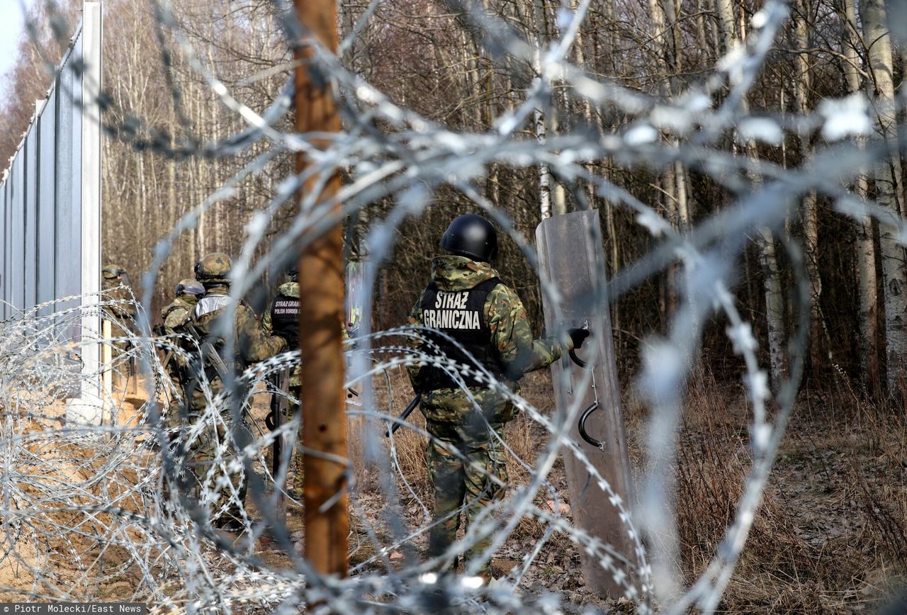 Migranci próbują przekroczyć mur. "Dostają drabiny i szlifierki"