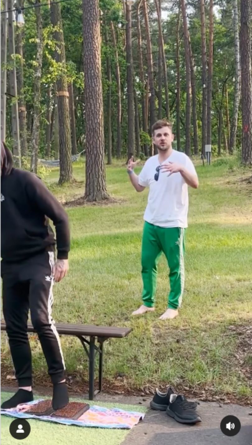 Uduchowieni Antek Królikowski i Izabela medytują na leśnym festiwalu