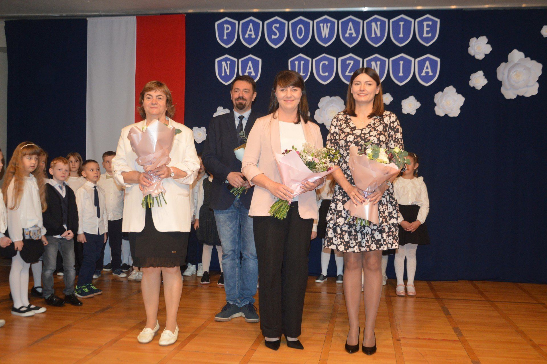 Ślubowanie pierwszaków w Szkole Podstawowej nr 1 w Końskich. Kwiaty od rodziców trzymali: dyrektor Paweł Milcarek oraz wychowawczynie Iza Smolarczyk, Teresa Cygankiewicz i Beata Dziubińska.