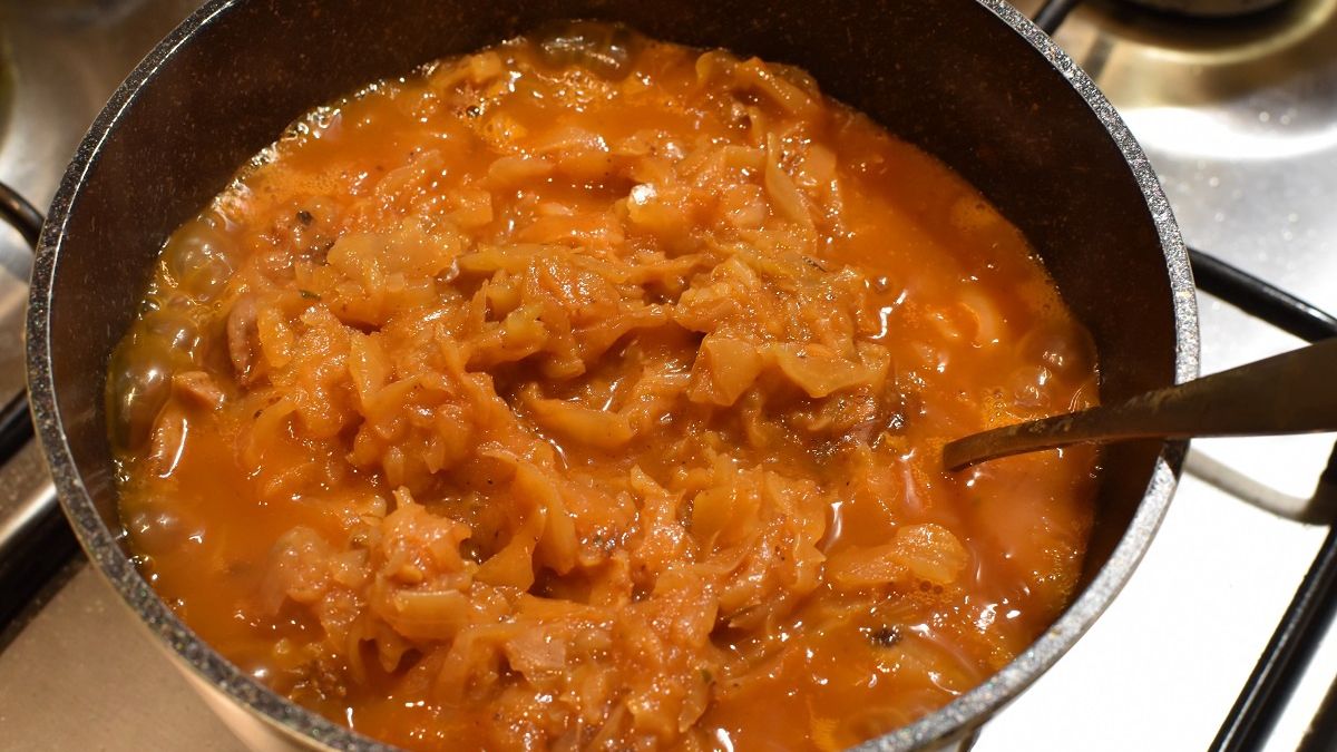 Moja mama dodaje dwie łyżki do gara z bigosem. Dzięki temu nie jest za kwaśny