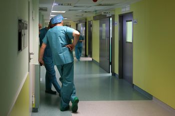 GUS odkrył karty. Tak wzrośnie płaca minimalna w ochronie zdrowia