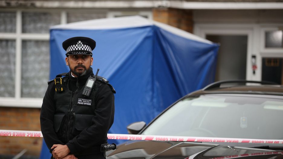 Londyn: Kobieta zagryziona na ?mier? przez swoje psy rasy XL Bully
21.05.2024 Londyn, Wielka Brytania. Policja na miejscu zdarzenie w ktorym kobieta w wieku okolo 50 lat zostala zagryziona na smierc przez wlasne dwa psy rasy Amerykanslki XL Bully. Od lutego rasa XL American Bully jest zabroniona na Wyspach, psy kobiety byly zarejestrowane n/z policjant z tarcza uzywana podczas zamieszek fot. Marcin Nowak/REPORTER
Marcin Nowak/REPORTER