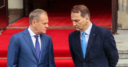 "Absolutnie lojalny" wicepremier Sikorski. Dwa warianty planu Tuska