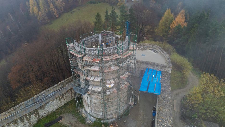 Dobudowa baszty na zamku w Rytrze