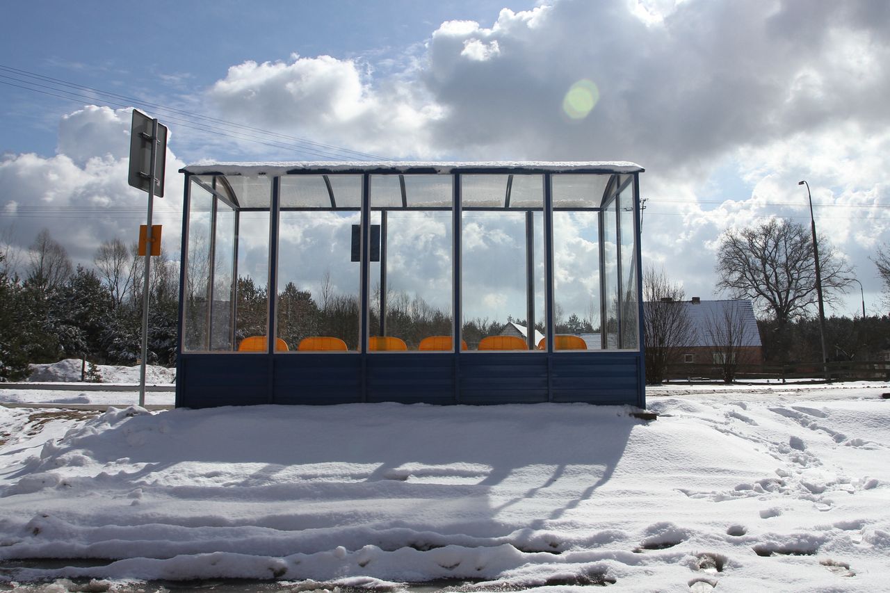 15-latka czekała na autobus. Nagle podjechał samochód