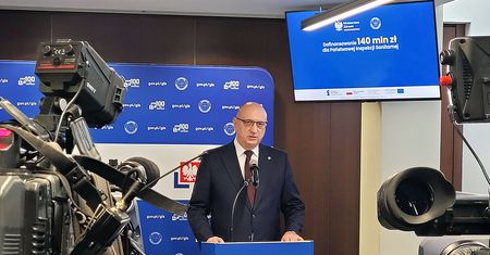 Miliony złotych dla sanepidu. Za to stworzyli m.in. ulotki o piciu wody i zbieraniu grzybów