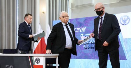 Kryzys migracyjny "przykrywa" niewygodne tematy dla władzy. PiS chce przejść do ofensywy