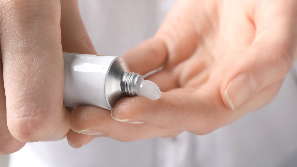 Maść sterydową na AZS stosuje się w celu zniwelowania objawów atopowego zapalenia skóry.