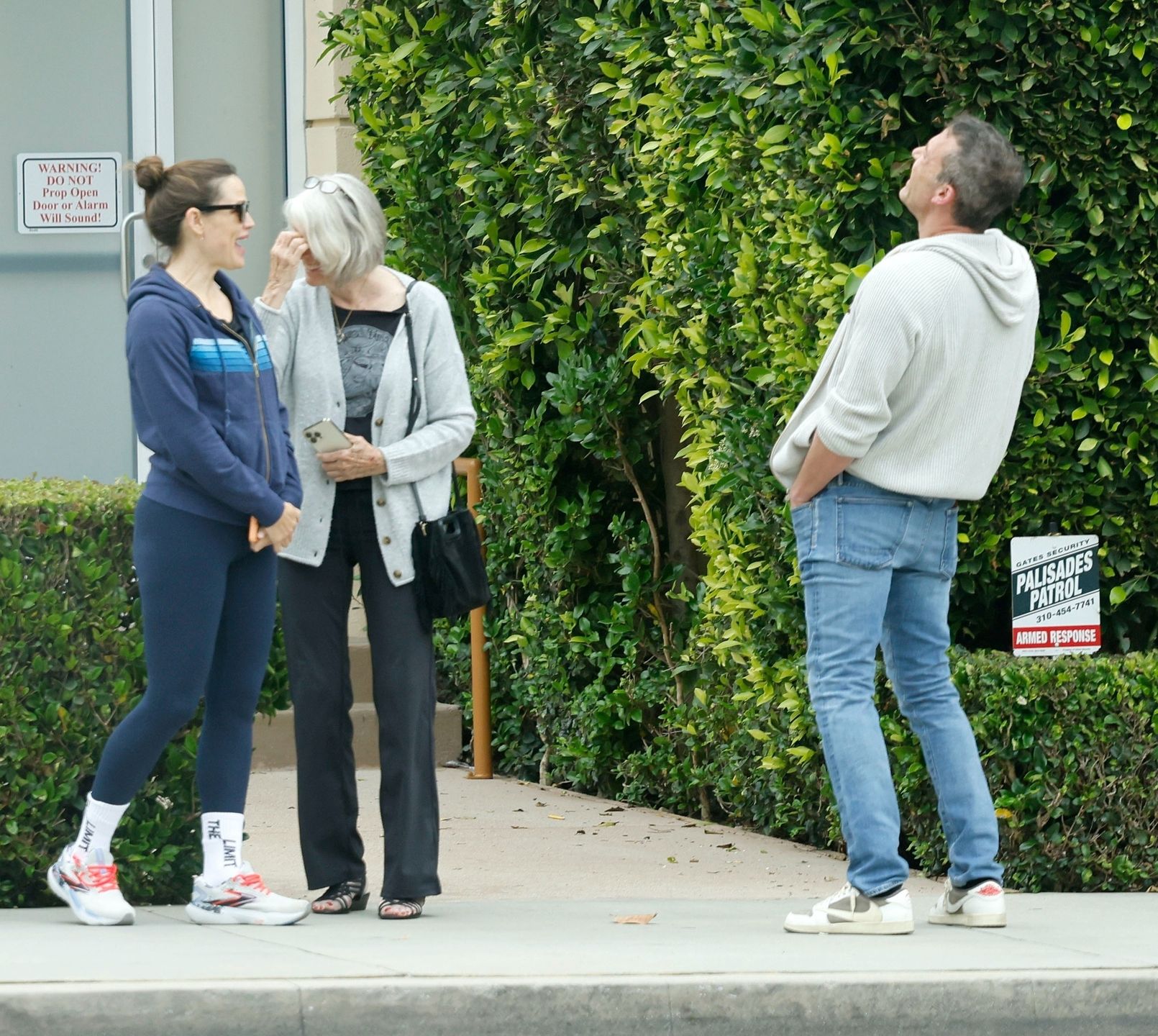 Rodzinne spotkanie pod szkołą syna Bena Afflecka i Jennifer Garner