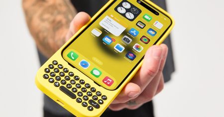 iPhone z klawiaturą jak BlackBerry. Oto Clicks
