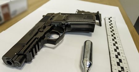 Ranna kobieta po strzałach oddanych z auta.