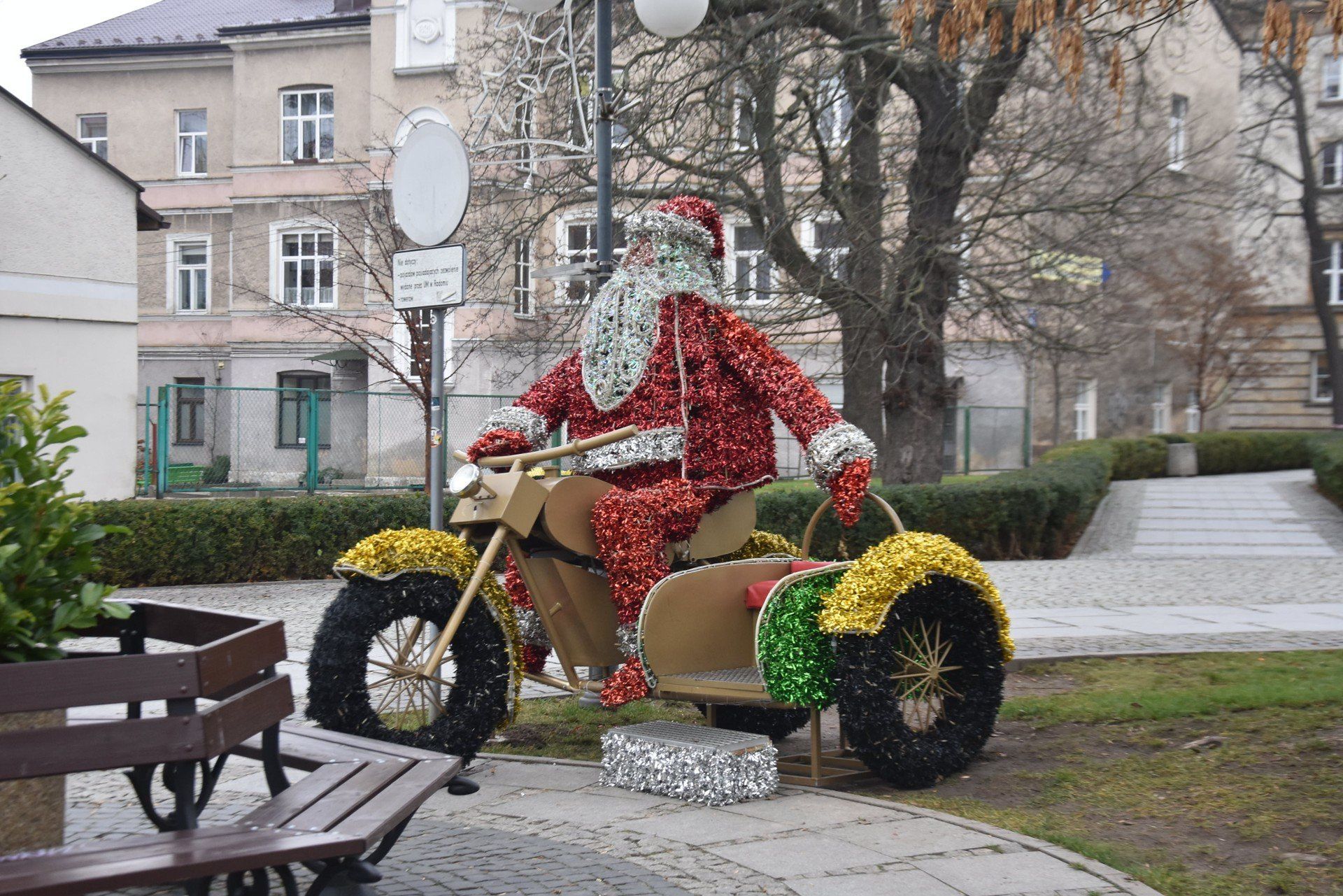 Mikołaj na rowerze na placu Corazziego.