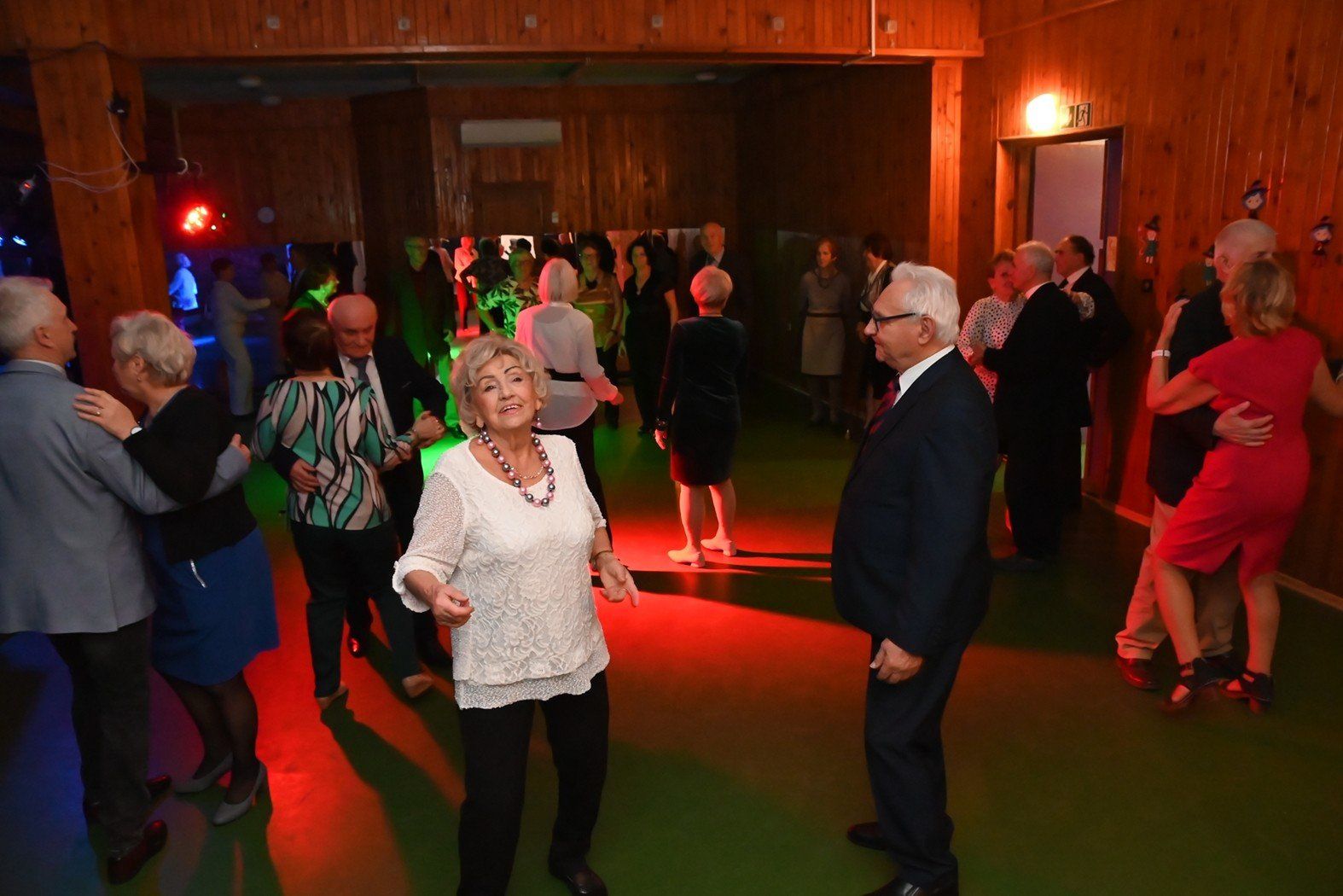 Na parkiecie królowały znane szlagiery a tancerze szaleli. 