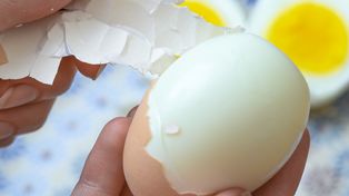 Tak w mig obierzesz jajka. Skorupka schodzi niemal cała