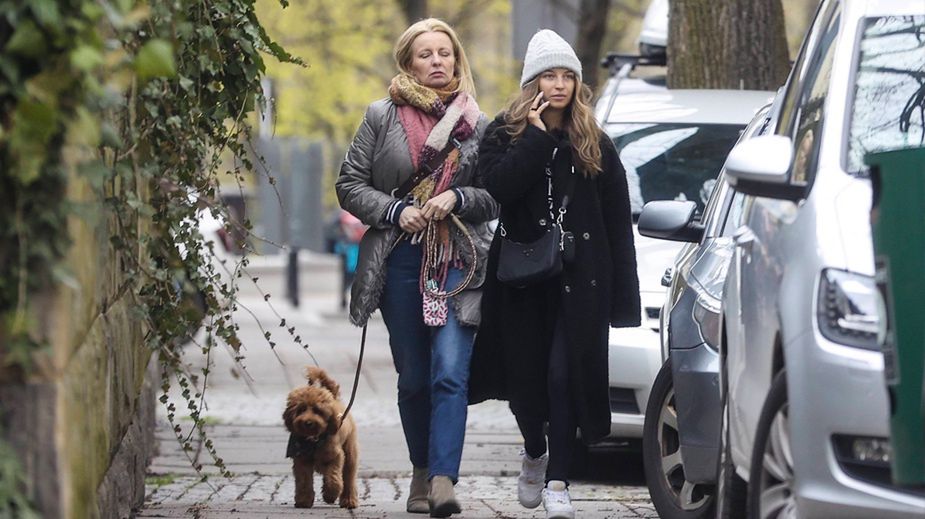 Julia Wieniawa przejeżdża na czerwonym świetle 