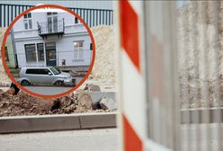 Zaskakujący widok w Łodzi. Wylali beton na ulicy wokół samochodu