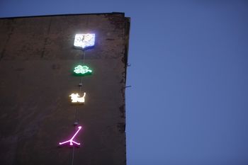Bytom nocą z neonową mocą. Cztery nowe neony w mieście nawiązują do klasyki. "Chcieliśmy postawić na subtelność"