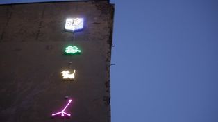 Bytom nocą z neonową mocą. Cztery nowe neony w mieście nawiązują do klasyki. "Chcieliśmy postawić na subtelność"