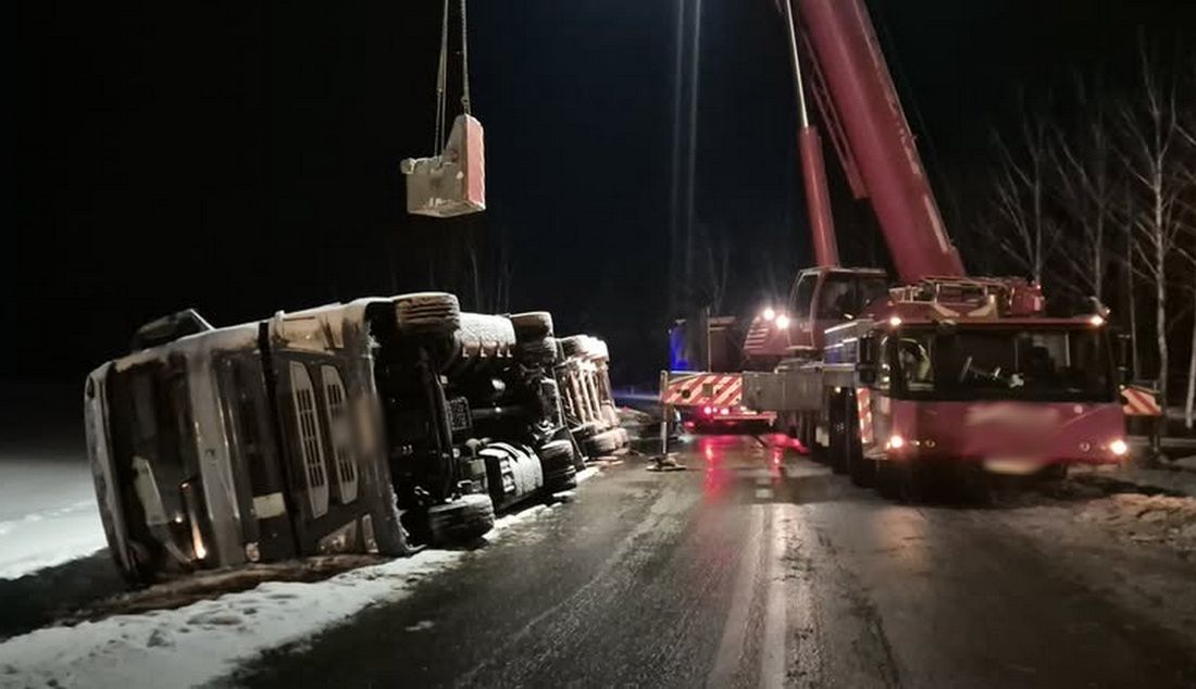 Ossówka: Przewrócona ciężarówka na DW811. Droga była całkowicie zablokowana