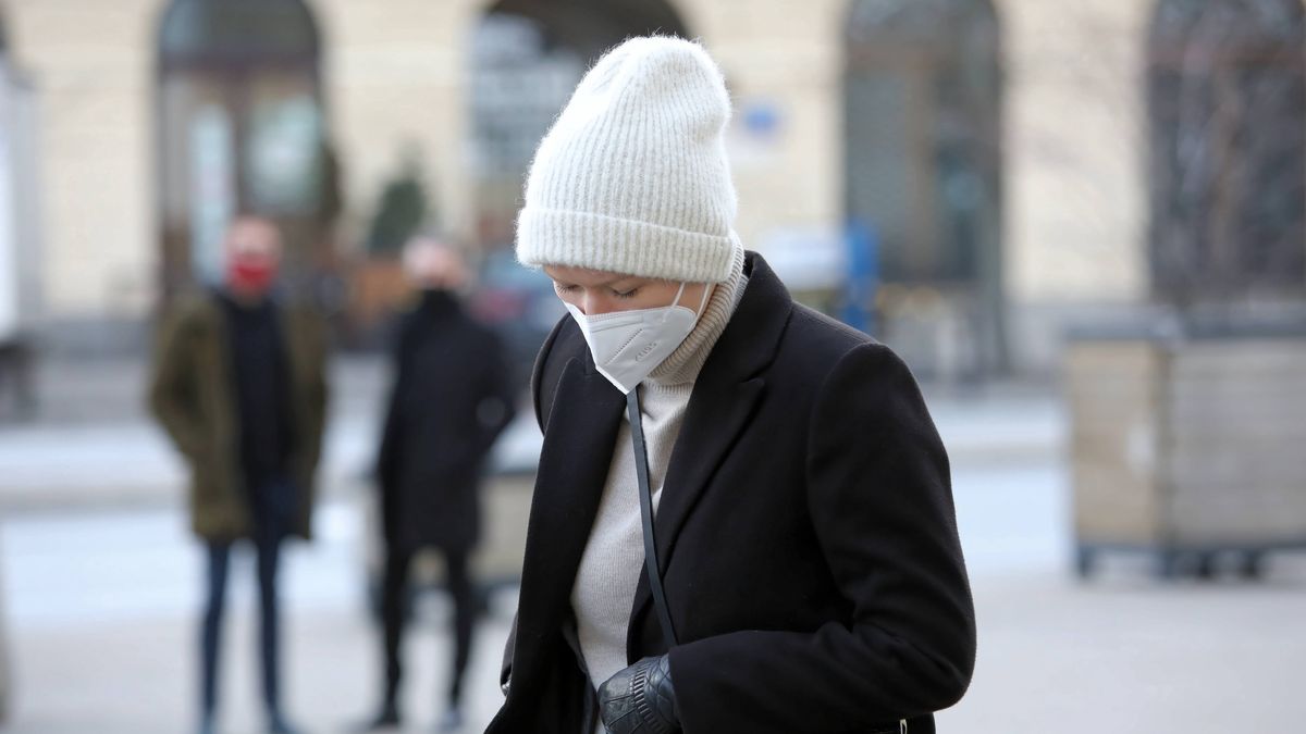 Za zignorowanie nakazu noszenia maseczki w miejscach publicznych grozi mandat lub grzywna. Od listopada 2020 r. trudniej się od takiej kary jest uchylić.