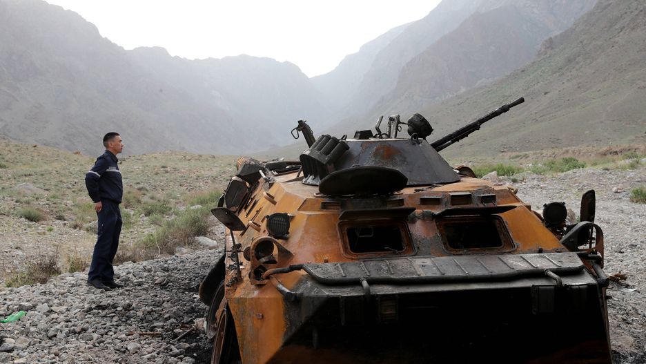 Pull back of military forces on Kyrgyz-Tajik borderepa09178364 A Kyrgyz official examines a burned-out APC at the Golovnoy water intake on the Kyrgyz-Tajik border in the village of Kok-Tash, 1,200 km from Bishkek, Kyrgyzstan, 05 May 2021. Fighting broke out at the Tajik-Kyrgyz border on 28 April over the disputed water tanks at the border area, resulting in some 40 people being killed and more than 100 injured, according to Kyrgyz authorities. The two parties agreed on 01 May to withdraw troops from the border area.  EPA/IGOR KOVALENKO Dostawca: PAP/EPA.IGOR KOVALENKO