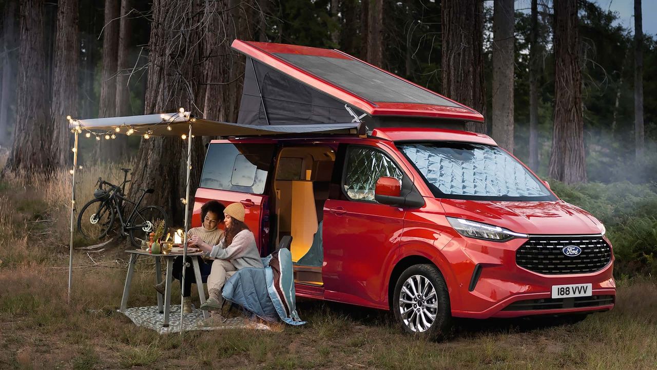 Nowy Ford Transit Custom Nugget gotowy na przygodę. Ma nawet solarny dach